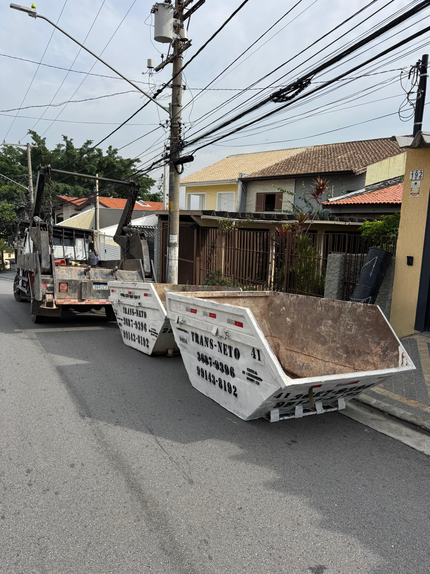Caçambas da Transneto em rua residencial