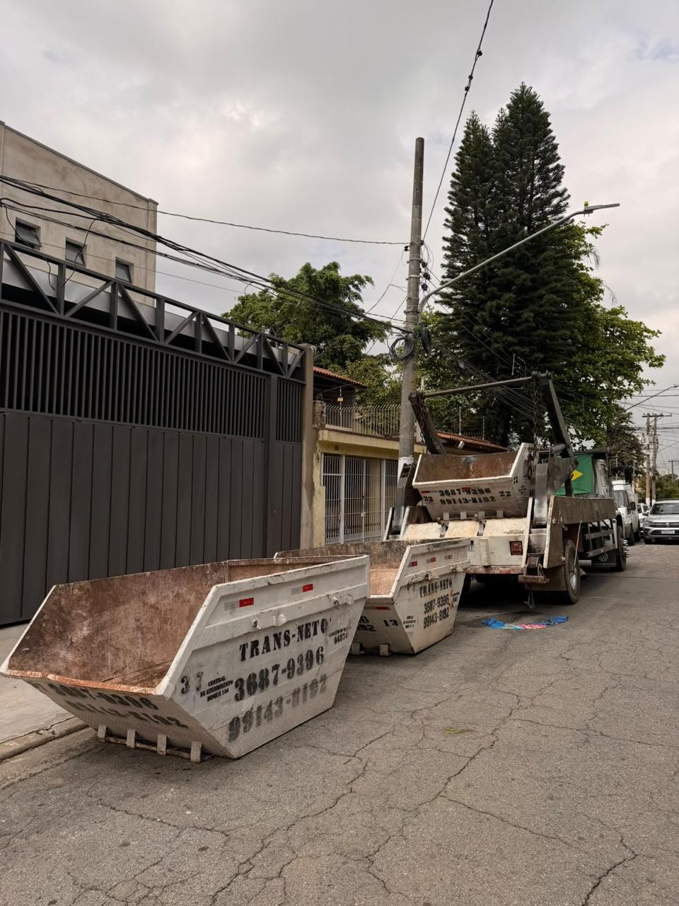Caminhão da Transneto coletando caçamba de entulho