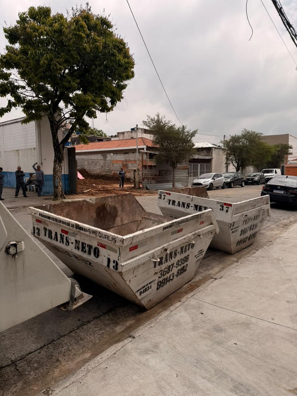 Caçambas padrão de 4,5 m³ da Transneto posicionadas em rua